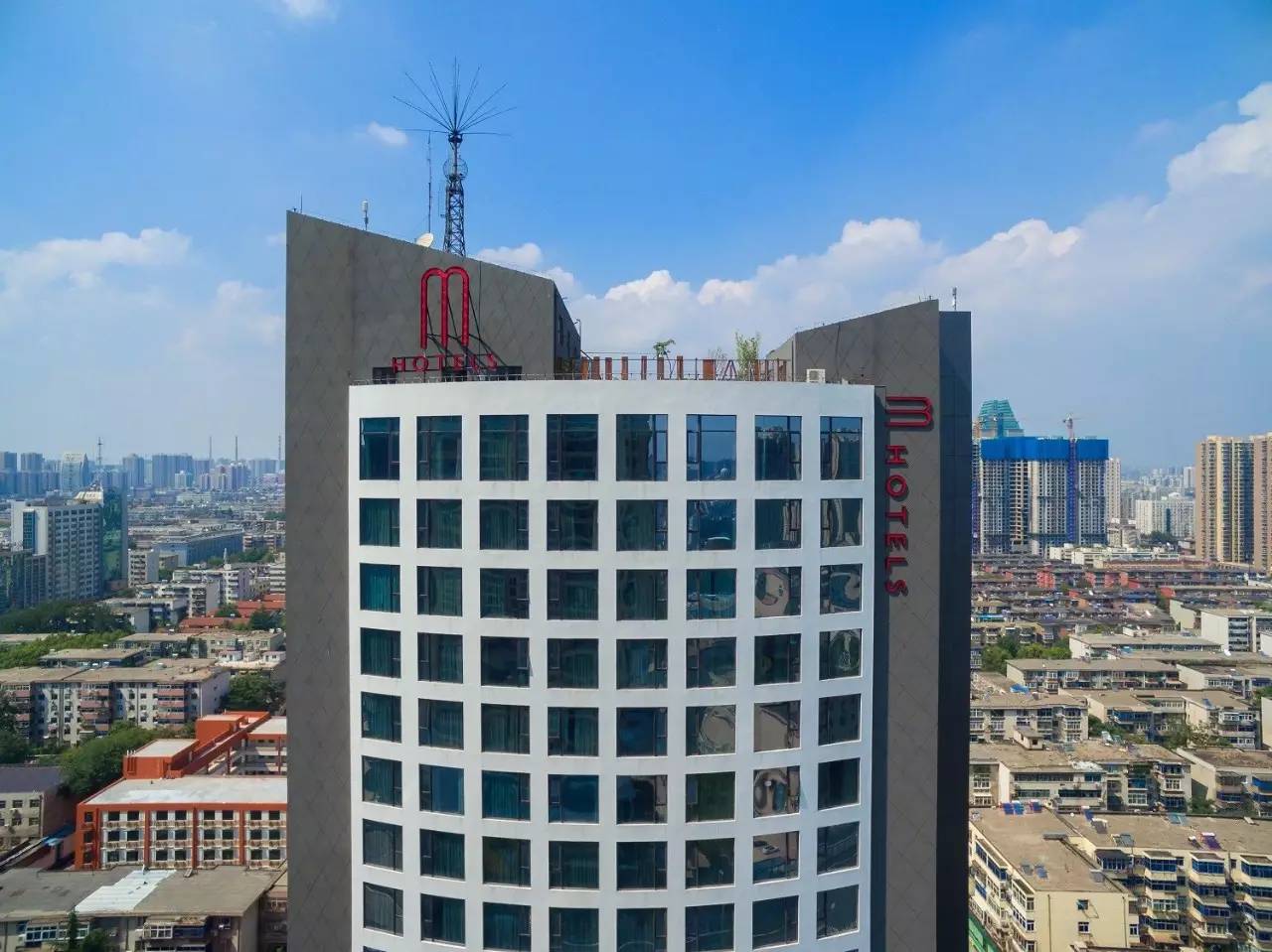 酒店,座落于河南郑州历史悠久的老城区,其前身是郑州报业集团曾经的